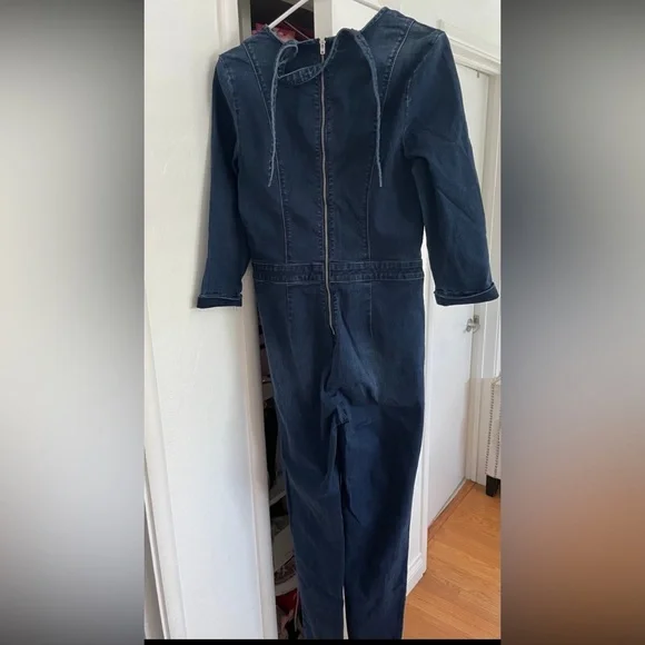 Bebe jeans v-neck long sleeved jumpsuit. Sz 29 fits M in great condition!
